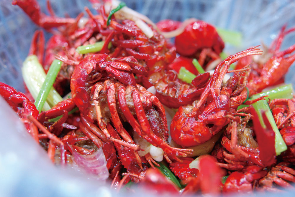 How to Properly Eat Xiaolongxia, Shanghai's Favorite Crayfish
